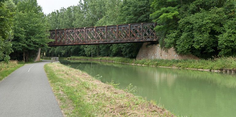 pont ferroviaire isolé (canal de Bourgogne)