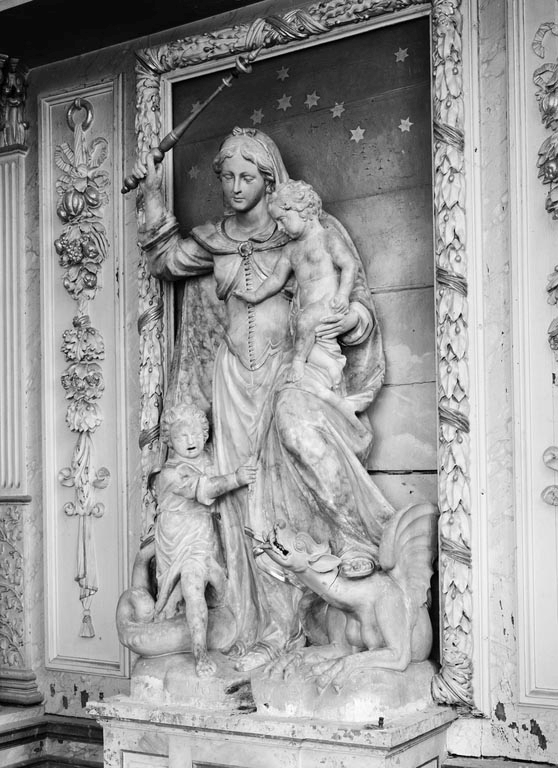 groupe sculpté (grandeur nature) : Vierge à l'Enfant écrasant un dragon