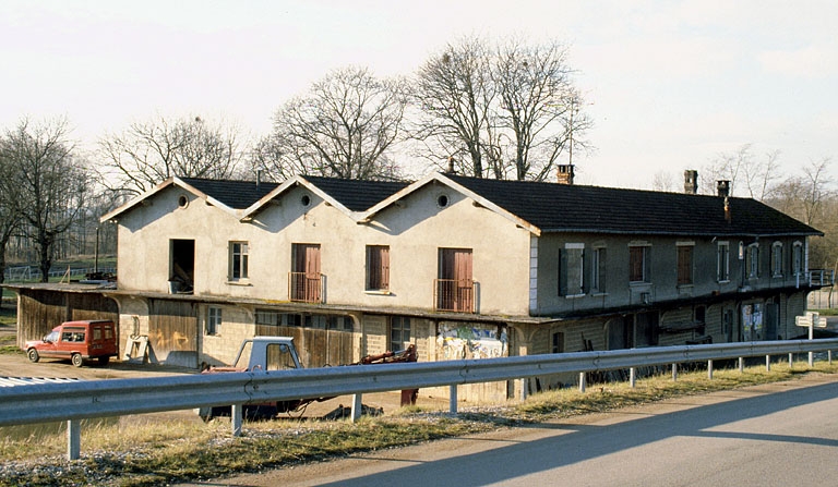 briqueterie puis usine d'agglomérés, actuellement entrepôt de matériel et matériaux de construction