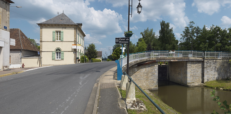pont sur l'écluse 30 du versant Loire, dite de Cercy-la-Tour 1 (canal du Nivernais)
