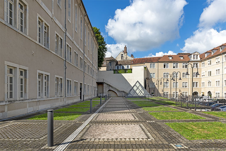 Collège Sainte-Marie puis Institution Saint-Jean, actuellement hôtel de région