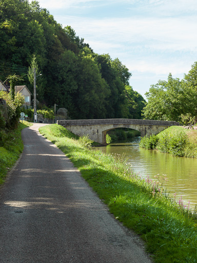 pont routier isolé dit pont Picot (canal du Nivernais)