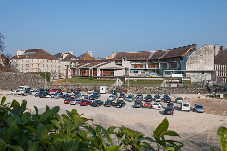 caserne d'artillerie, puis collège technique féminin Condé, actuellement lycée professionnel hôtelier Condé