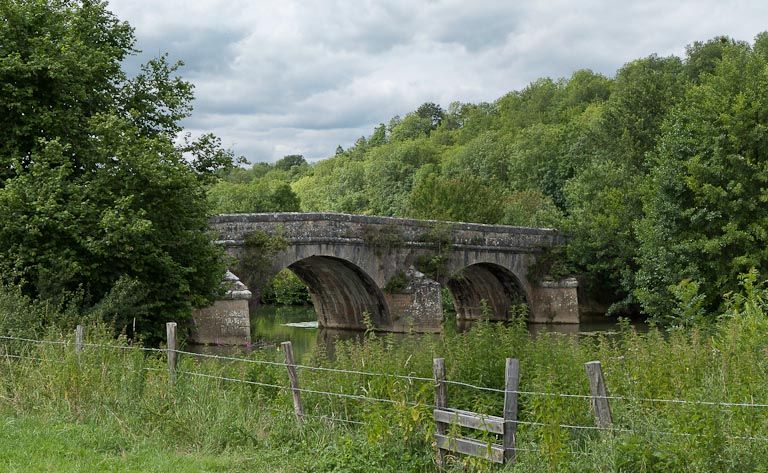pont routier isolé dit pont de Rougemont (paysages du canal de Bourgogne)