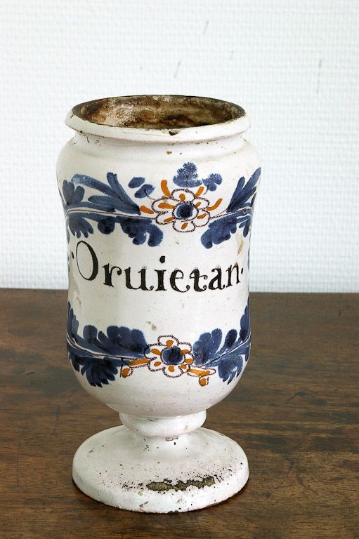 ensemble de neuf pots à pharmacie : pots canons