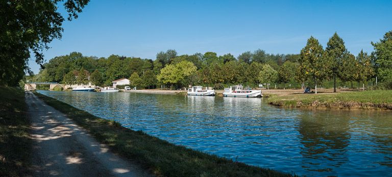 gare d'eau ; port d'Ancy-le-Franc (canal de Bourgogne)