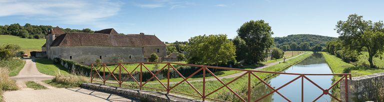 établissement conventuel dit Chartreuse de Basseville, actuellement ferme (paysages du canal du Nivernais)