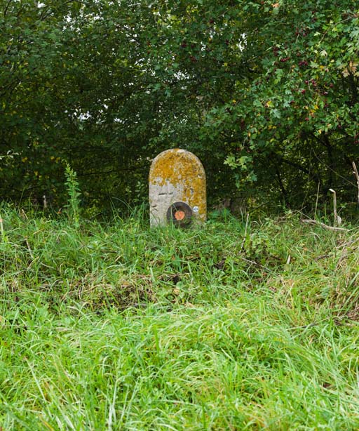 borne kilométrique (canal de Bourgogne)