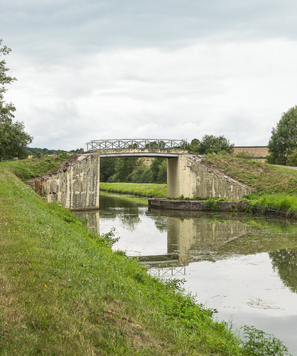 pont routier isolé de la Coulangette (canal du Nivernais)