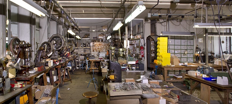 le mobilier de l'usine de lunetterie Gouverneur-Audigier