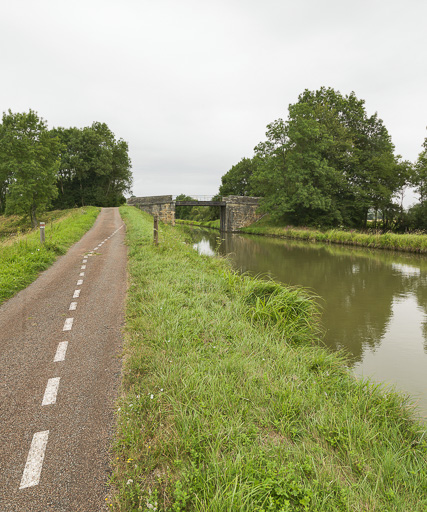pont routier isolé de Baudin (canal du Nivernais)