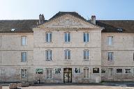 caserne, puis collège d'enseignement technique de jeunes filles, actuellement lycée professionnel Jacques Prévert