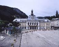 hôtel de ville, groupe scolaire, école professionnelle, tribunal, musée