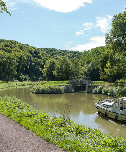 écluse ; pertuis de garde de la Maladrerie (canal du Nivernais)