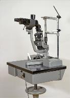 microscope et instrument d'ophtalmologie (biomicroscope dit lampe à fente de Gambs)