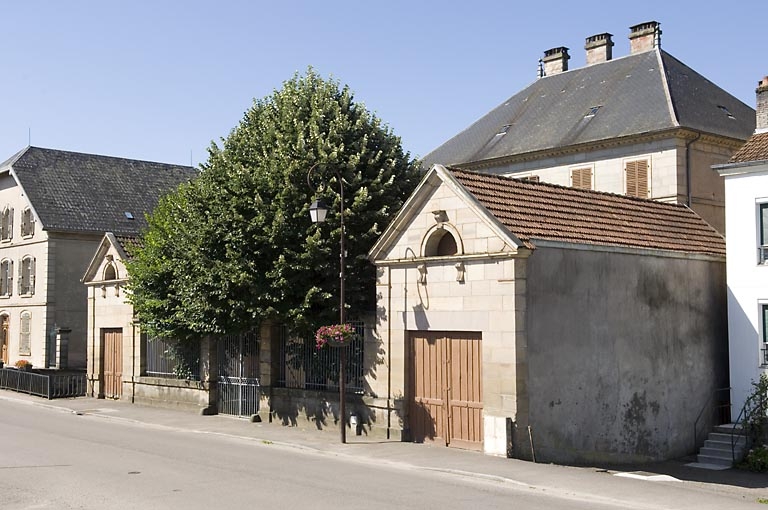 demeure, puis distillerie Ougier, actuellement logement