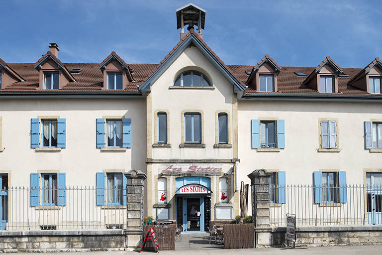 distillerie Junod, puis Hémard et Pernod Fils Réunis, actuellement immeuble de bureaux, de service et commerces
