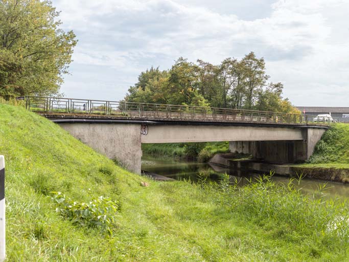 pont routier isolé (canal du Centre)