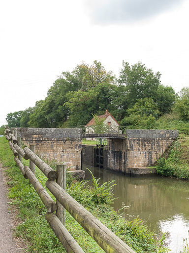 pont routier sur l'écluse 27 du versant Seine, dite de Marcy (canal du Nivernais)