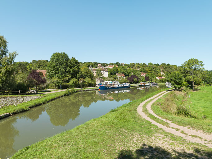 village de Chevroches (paysages du canal du Nivernais)