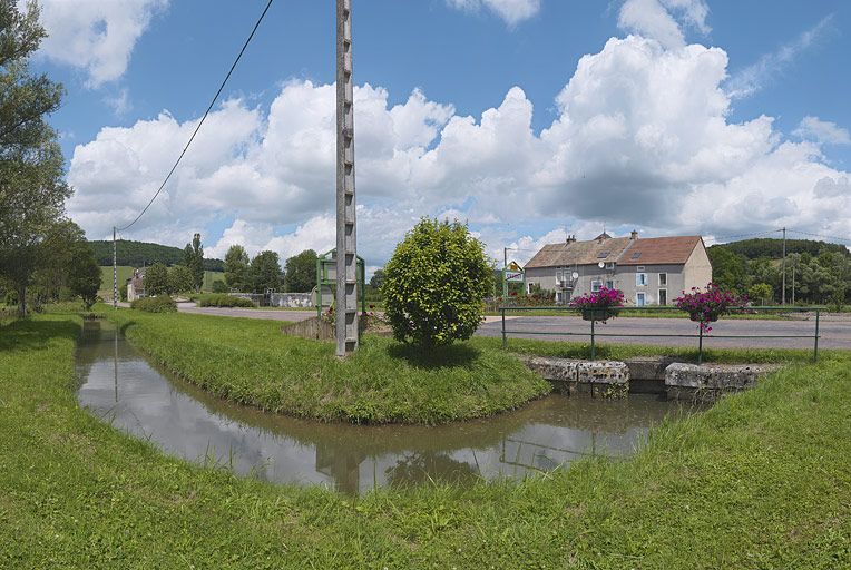 rigole d'alimentation de Crugey ; ouvrage lié à l'alimentation en eau (canal de Bourgogne)