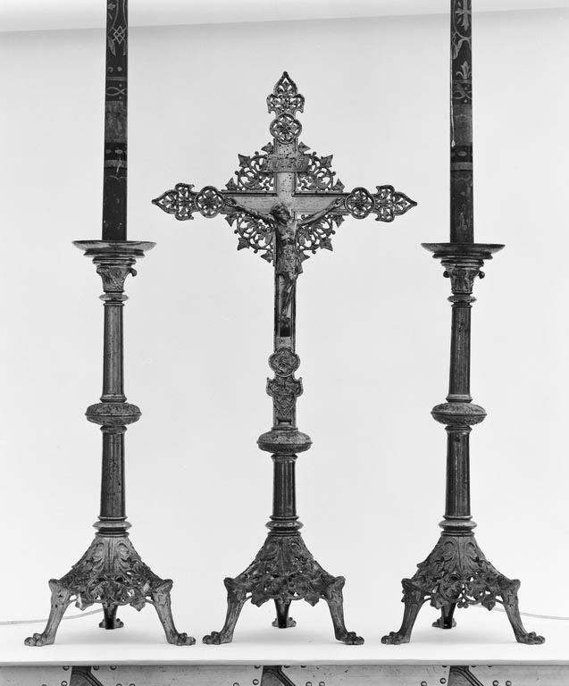 croix d'autel, chandeliers d'autel (6), style néo-gothique