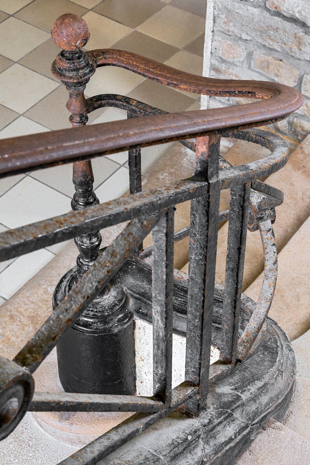 Escalier dans la caserne du fort d'Hauteville