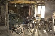 chaîne de fabrication de sabots : 2 machines à tourner, machine à usiner par copiage, machine à découper par scie, machine à polir, machine à usiner (banc à affûter)