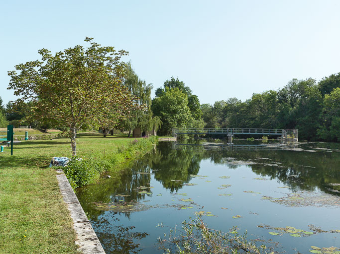 barrage du Maunoir (canal du Nivernais)
