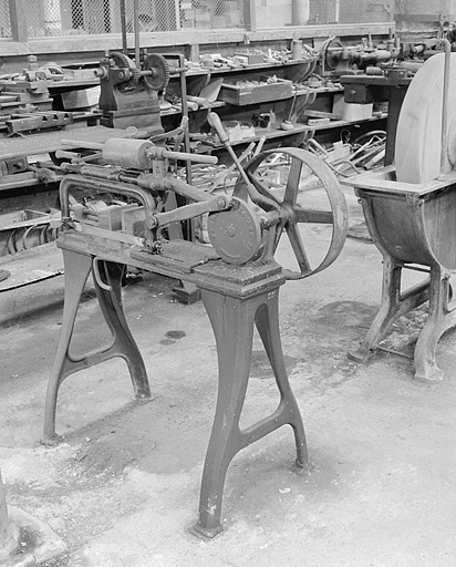 machine à découper par scie (scie à métaux mécanique à mouvement alternatif)