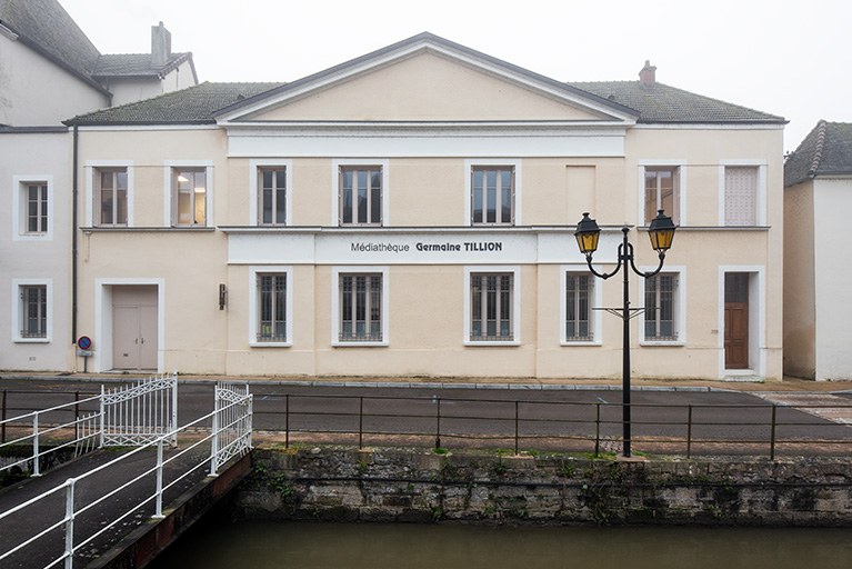 théâtre municipal puis établissement administratif, actuellement bibliothèque (médiathèque Germaine Tillon)