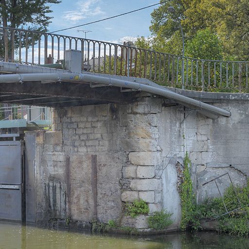 pont sur l'écluse 05 du versant Méditerranée (canal du Centre)