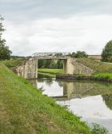 pont routier isolé de la Coulangette (canal du Nivernais)
