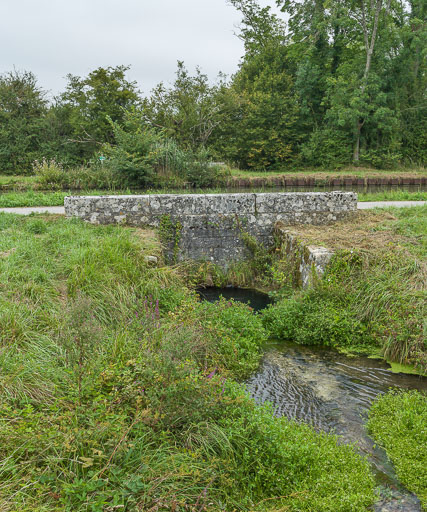 aqueduc de la Place (canal du Nivernais)
