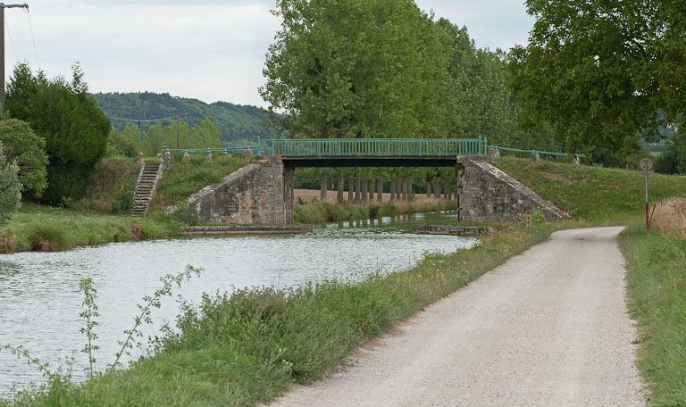 pont routier isolé (canal de Bourgogne)