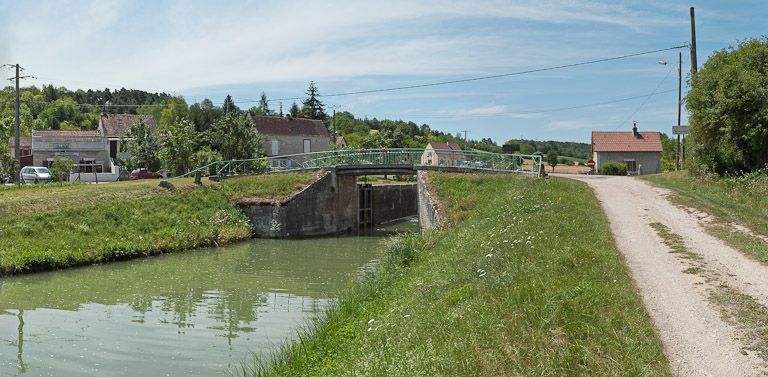 pont routier sur l'écluse 86 du versant Yonne (canal de Bourgogne)