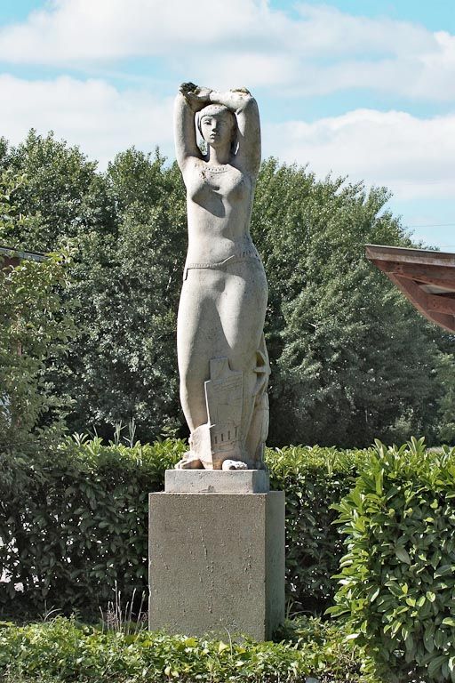 statue (figure colossale) : Hymne à la lumière