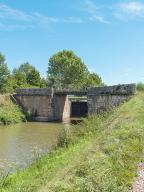 pont sur l'écluse 33 du versant Seine, dite de Mont (canal du Nivernais)