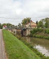 pont routier sur l'écluse 26 du versant Méditerranée (canal du Centre)