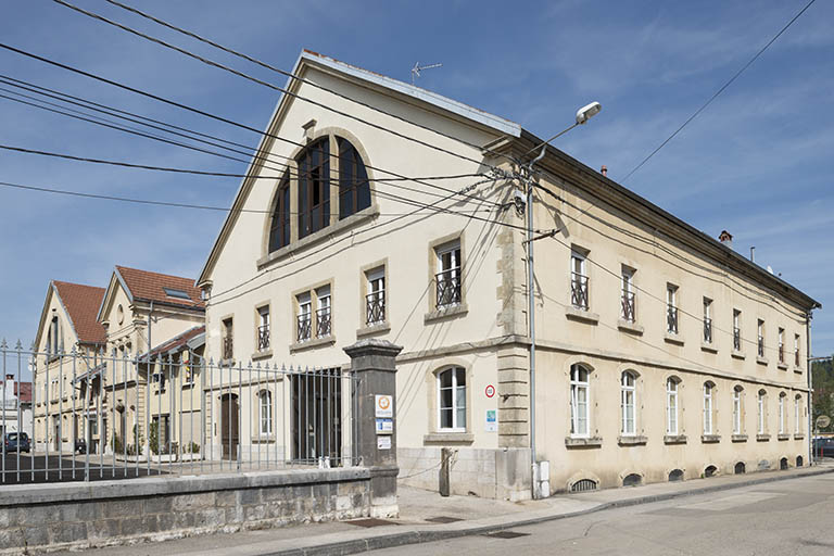 distillerie Junod, puis Hémard et Pernod Fils Réunis, actuellement immeuble de bureaux, de service et commerces