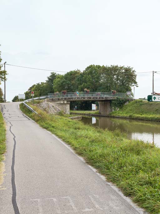 pont routier isolé ; pont de Bouzeron (canal du Centre)