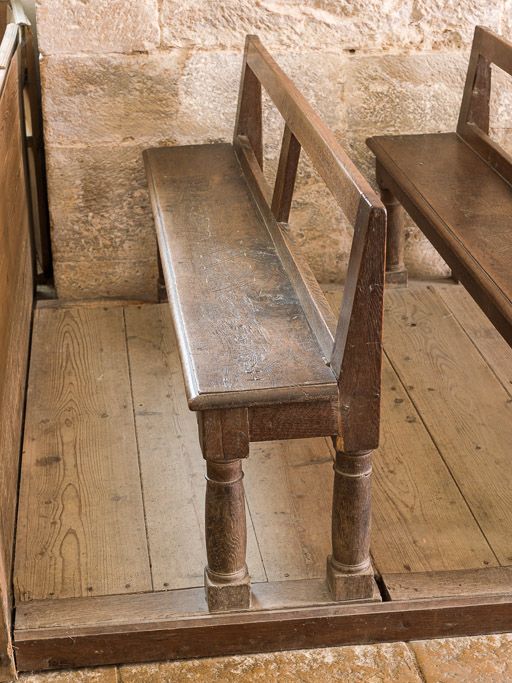 ensemble de bancs de fidèles (31), bancs de famille (13) et d'un confessionnal
