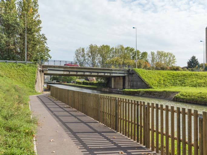 pont routier isolé (canal du Centre)