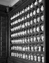 ensemble des pots à pharmacie en faïence et en bois de l'apothicairerie