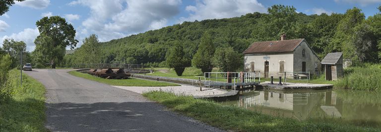 site de l'écluse 18 du versant Saône, dite de la Roche aux Fées (canal de Bourgogne)