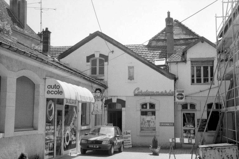 maison, imprimerie Girardi et Audebert puis Imprimerie doloise, actuellement magasin de commerce