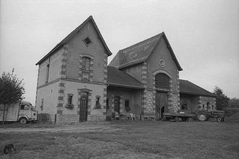 écuries du Château Perrusson, actuellement maison
