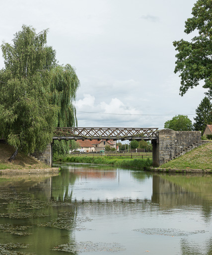 passerelle sur la Canne (canal du Nivernais)