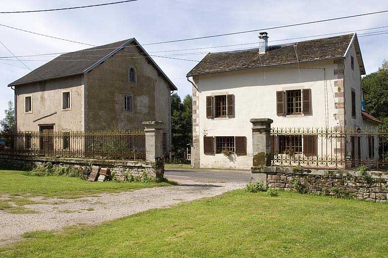 distillerie Barret, puis Servain, puis usine de petite métallurgie Heissler, actuellement logement