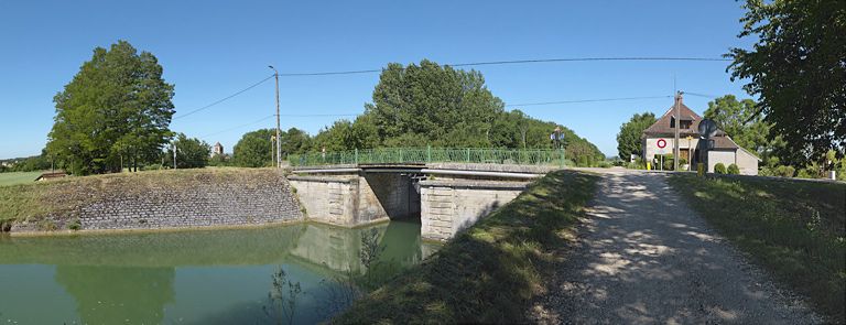 pont routier sur l'écluse 62 du versant Saône (canal de Bourgogne)
